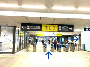 ①JR芦屋駅の改札を出る