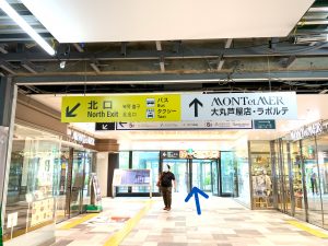 ④駅ビルを出る